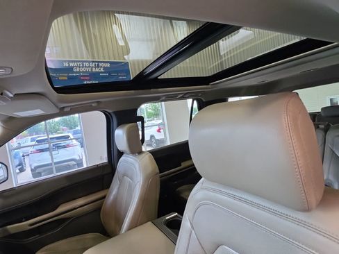 Used 2019 Ford Expedition Limited w/ Equipment Group 301A AWD/4WD image 19