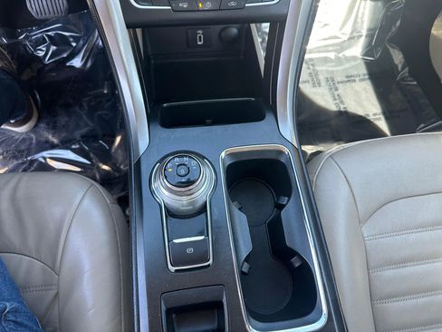 Used 2017 Ford Fusion SE w/ Fusion SE Technology Package image 10