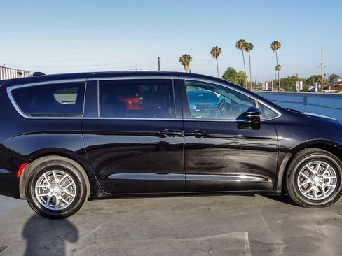 New 2027 Chrysler Pacifica Select FWD image 13