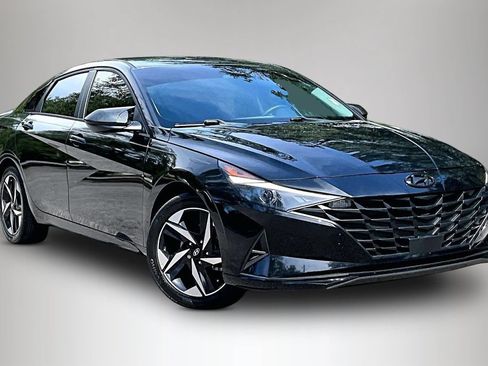 Used 2023 Hyundai Elantra SEL w/ Convenience Package FWD image 2