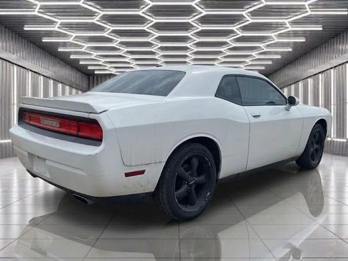 Used 2009 Dodge Challenger SE RWD image 3
