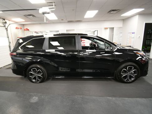 Used 2025 Toyota Sienna Platinum AWD/4WD image 9