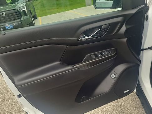 Used 2023 GMC Acadia SLT image 10