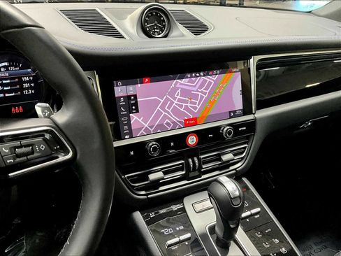 Used 2025 Porsche Macan image 18