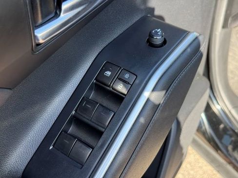 Used 2023 Toyota Highlander XLE AWD/4WD image 10