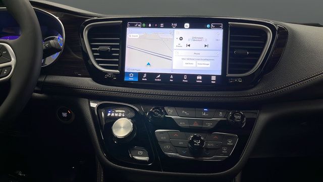 Used 2023 Chrysler Pacifica Pinnacle FWD image 13