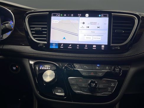 Used 2023 Chrysler Pacifica Pinnacle FWD image 13