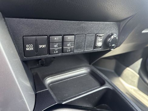 Used 2018 Toyota RAV4 Limited FWD image 23
