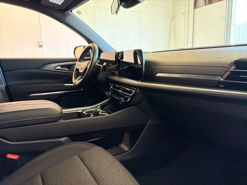 Used 2025 Chevrolet Traverse LT image 28