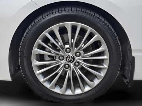 Used 2022 Toyota Avalon Limited FWD image 30