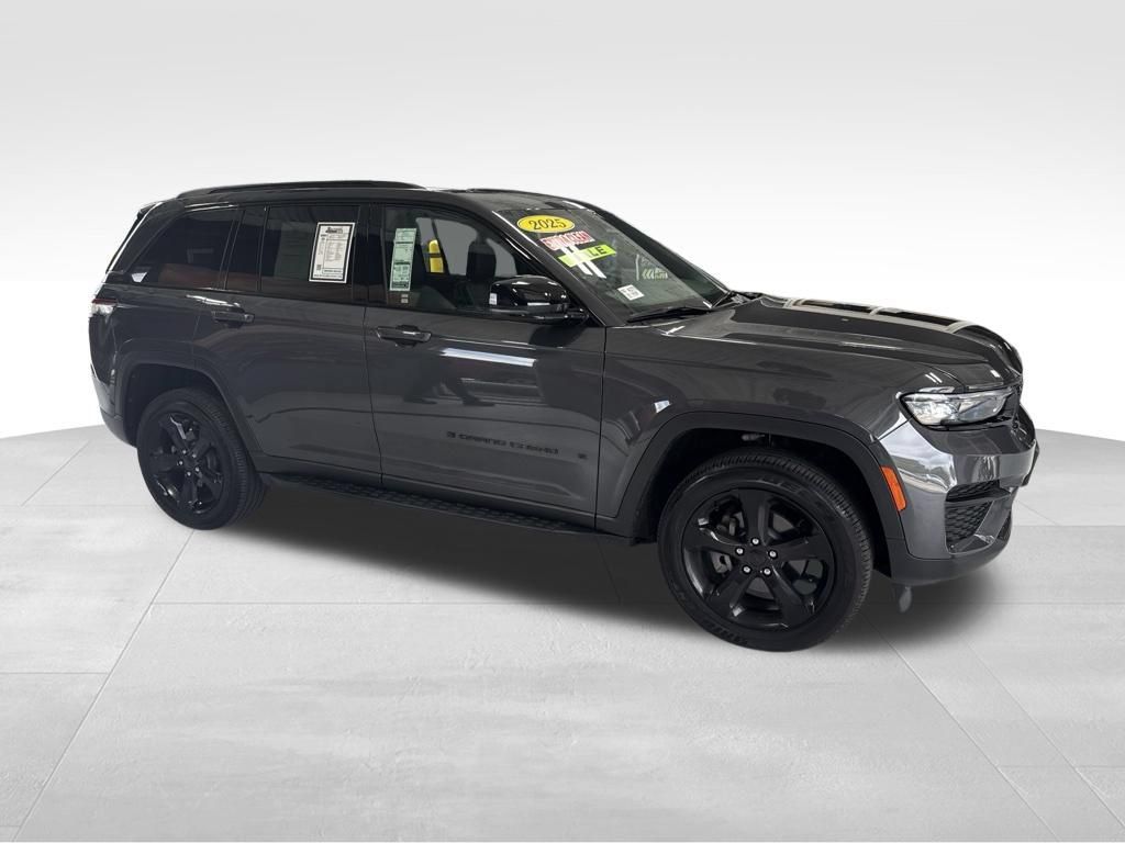 Used 2025 Jeep Grand Cherokee Altitude AWD/4WD image 5