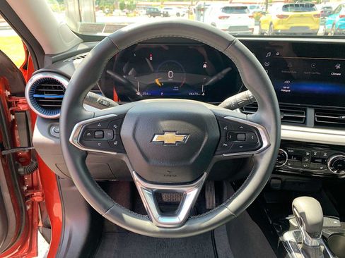 Certified 2024 Chevrolet Trax LT w/ LT Convenience Package FWD image 11