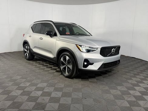 Used 2023 Volvo XC40 B5 Plus w/ Climate Package AWD/4WD image 5