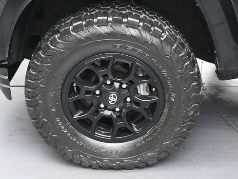 Used 2022 Toyota Tacoma SR5 w/ Technology Package RWD image 36