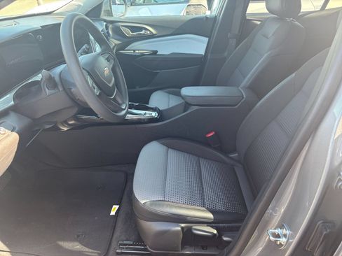 Used 2025 Chevrolet Trax LT FWD image 25