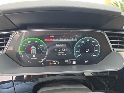 Used 2024 Audi Q8 e-tron Premium Plus w/ Premium Plus Package image 9