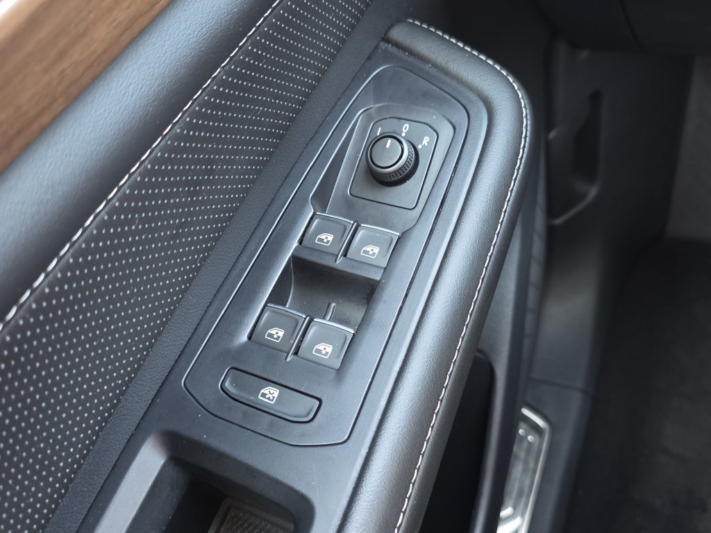 Used 2025 Volkswagen Atlas SE AWD/4WD image 20