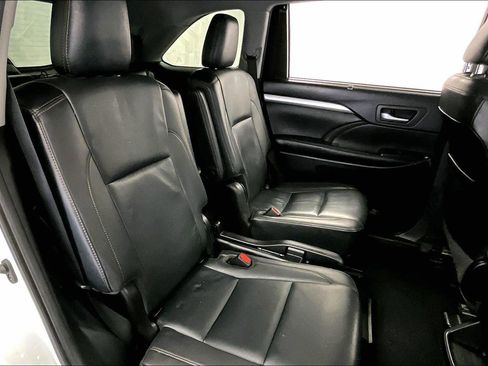 Used 2019 Toyota Highlander XLE image 26