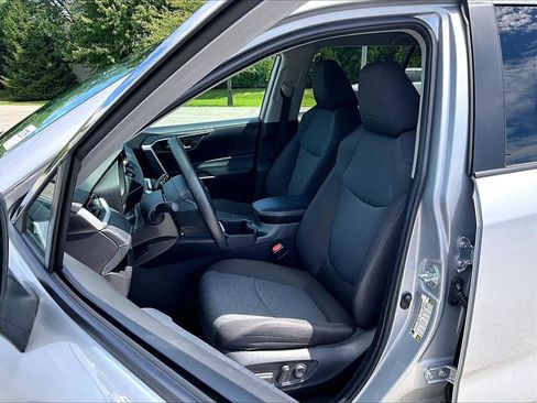 Used 2025 Toyota RAV4 XLE AWD/4WD image 10