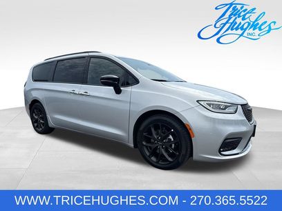 Used 2024 Chrysler Pacifica Limited w/ S Appearance Package