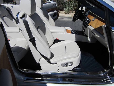Used 2016 Rolls-Royce Dawn RWD image 32