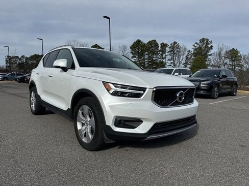 Used 2021 Volvo XC40 T5 Momentum w/ Premium Package image 2