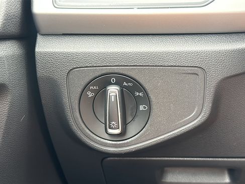 Used 2021 Volkswagen Atlas Cross Sport S image 35