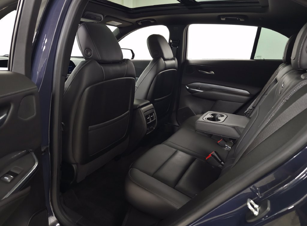 Used 2024 Cadillac XT4 Premium Luxury w/ Technology Package FWD image 34