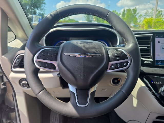 Used 2024 Chrysler Pacifica Touring-L FWD image 27