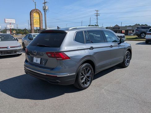 Used 2023 Volkswagen Tiguan SE w/ Panoramic Sunroof Package image 3