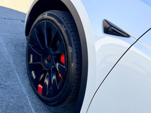 Used 2022 Tesla Model Y Long Range AWD/4WD image 42