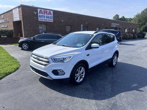 Used 2017 Ford Escape SE w/ Equipment Group 201A FWD image 1