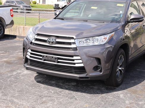 Used 2019 Toyota Highlander LE AWD/4WD image 2