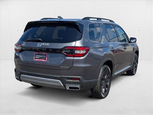 New 2025 Honda Pilot Touring image 2