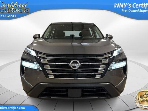 Used 2025 Nissan Rogue SV image 2