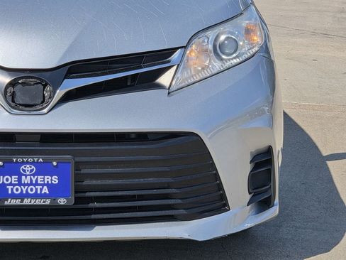 Used 2019 Toyota Sienna LE FWD image 4