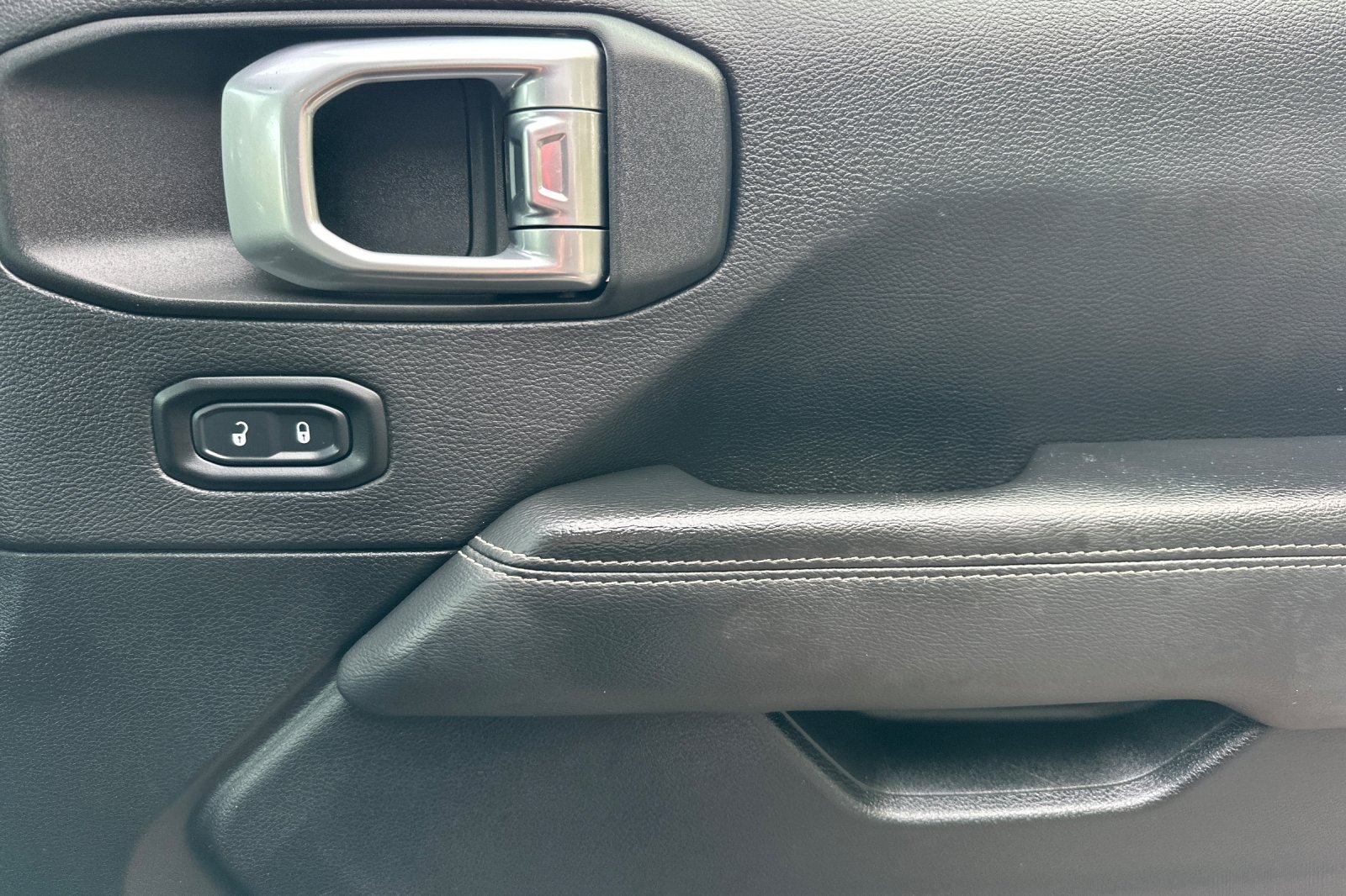 Used 2020 Jeep Gladiator Overland AWD/4WD image 19
