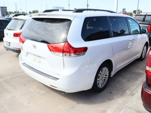 Used 2014 Toyota Sienna XLE w/ XLE Premium Package image 11