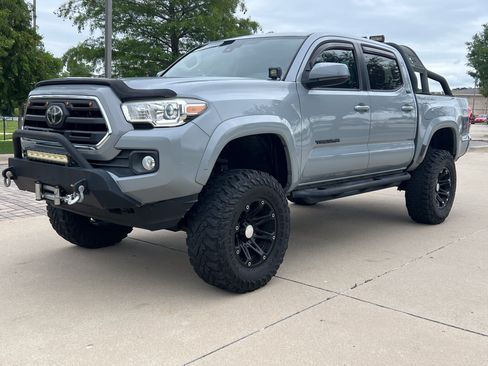Used 2019 Toyota Tacoma SR5 AWD/4WD image 5