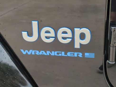 Used 2023 Jeep Wrangler Unlimited Sahara w/ Cold Weather Group AWD/4WD image 6