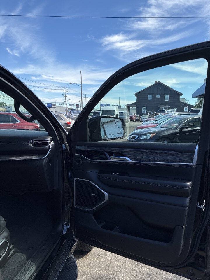 Used 2023 Jeep Wagoneer L Series II AWD/4WD image 13