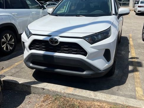 Used 2021 Toyota RAV4 LE FWD image 1