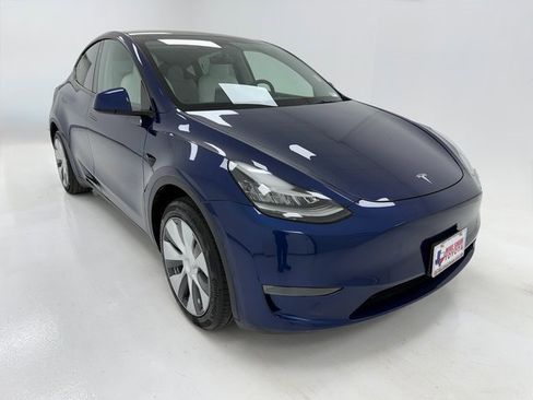 Used 2023 Tesla Model Y Long Range image 2
