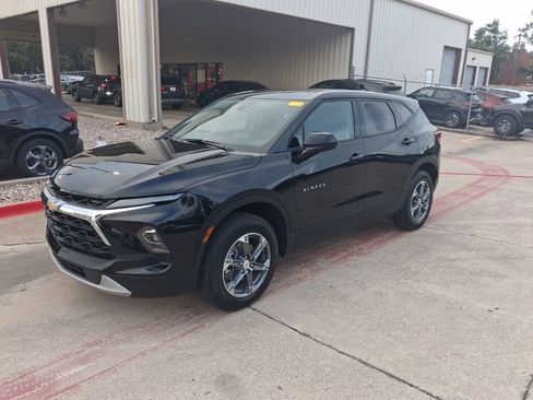 Used 2025 Chevrolet Blazer LT FWD image 1