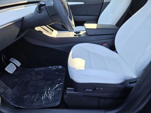 Used 2023 Tesla Model Y Performance image 12