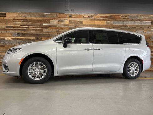 New 2026 Chrysler Pacifica Select image 46