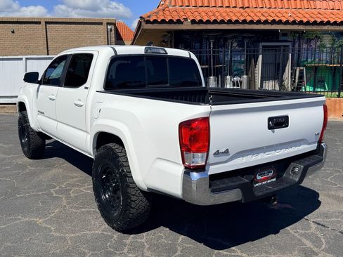 Used 2017 Toyota Tacoma SR5 AWD/4WD image 4