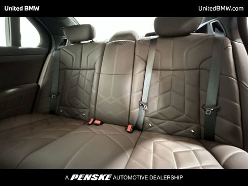 New 2026 BMW 750e xDrive w/ Premium Package image 21