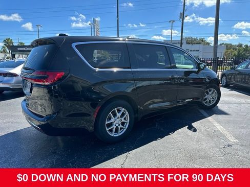 Used 2025 Chrysler Pacifica Select FWD image 3