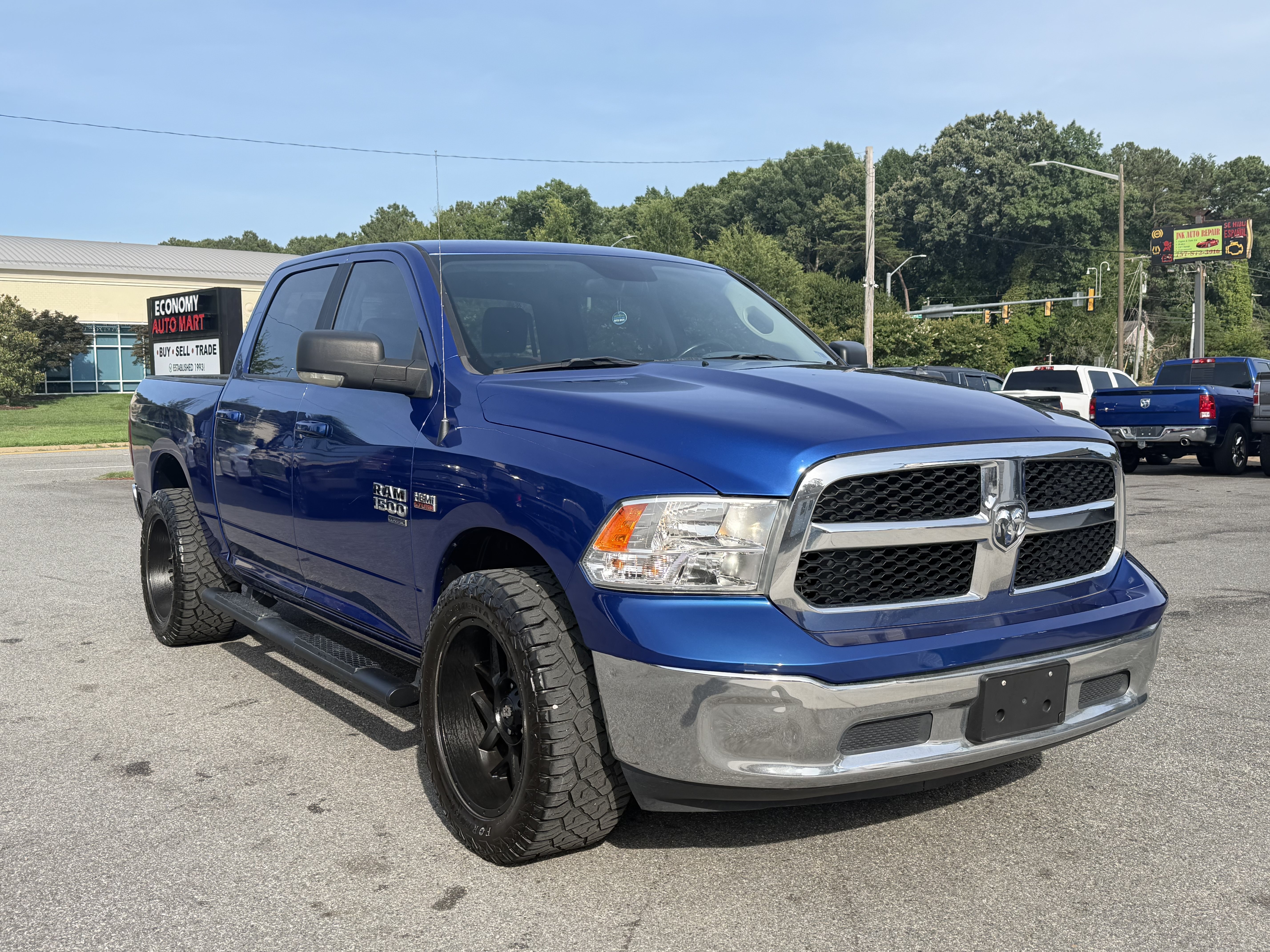 Used 2019 RAM 1500 Classic SLT w/ Luxury Group AWD/4WD image 3